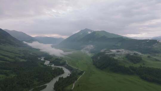 航拍夏天的新疆禾木村风景