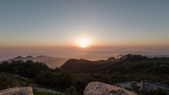 延时摄影泰山山顶看日出太阳升起