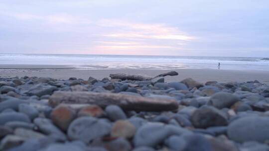 海滩上的石头低角度拍摄视频素材模板下载