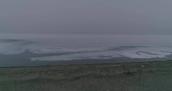 旅游景区 航拍冬季青海湖冰面 草地到湖面