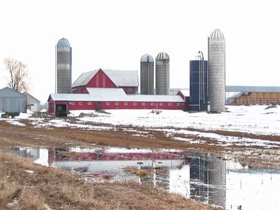 冬天的农场谷仓和筒仓