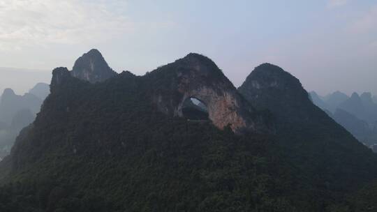 广西桂林阳朔十里画廊月亮山