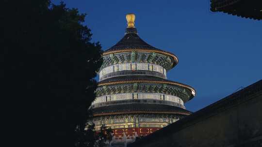 北京天坛公园祈年殿夜景 游客拍照