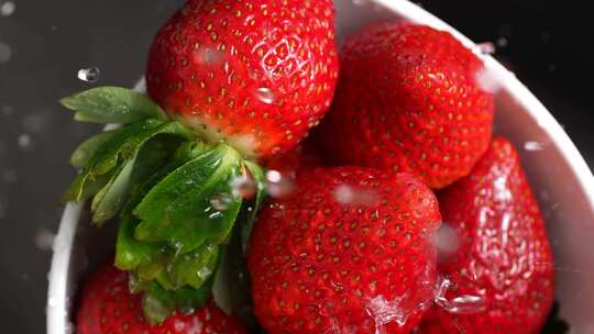 清洗新鲜成熟草莓31
