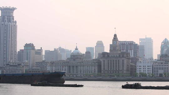 船只在中国上海珠江上行驶