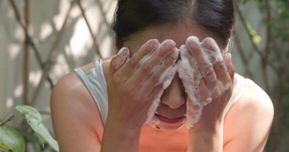 女子洗脸清洁护肤升格