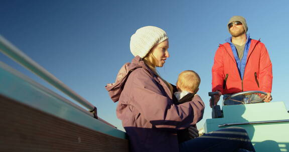 带婴儿乘坐艇旅行的父母