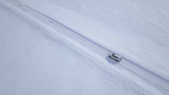 雪地上行驶的汽车