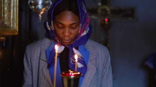 女人在教堂祈祷