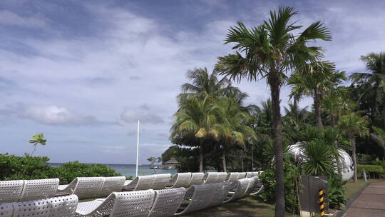 海南三亚椰树下的沙滩椅