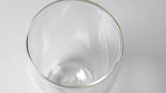 玻璃杯倒高钙速溶牛奶全脂牛奶低脂牛奶羊奶视频素材模板下载
