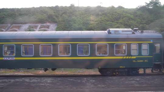 透过火车车窗看窗外的绿皮火车