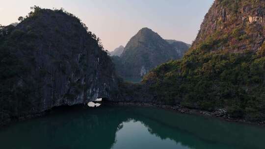 山水环绕间的碧绿水域风景