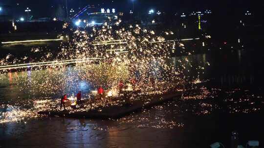 打铁花 传统表演 传统文化 节日气氛 夜景