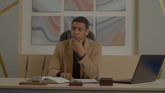 沉思的黑人男性高管思考办公室的商业决策视频素材模板下载