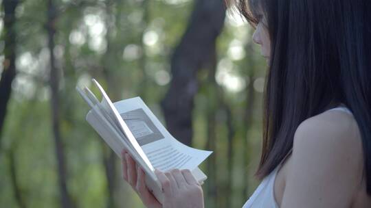 文艺女生在树林里读书视频素材