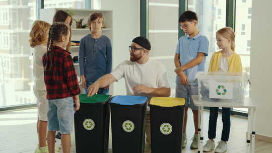 垃圾分类课一位年轻的男老师向孩子们讲述并