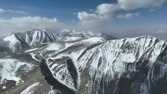 航拍蓝天白云下的新疆喀什地区雪山风光