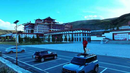 山间大型建筑群落鸟瞰全景