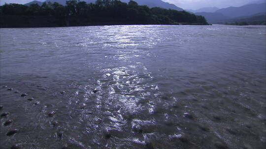 旅游景区 都江堰 阳光下鱼嘴水流 摇 近景