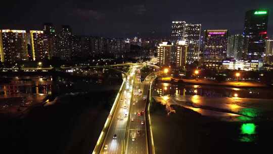 城市夜景中车流不息的公路