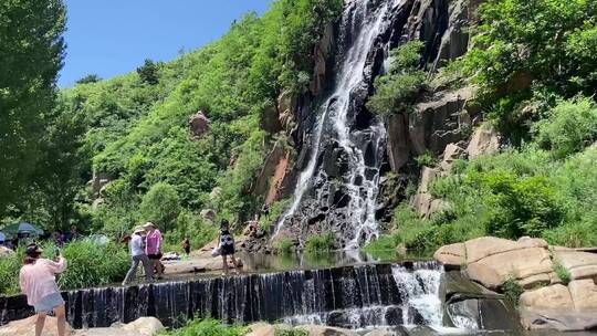 济南市历城黄巢水库，高空流水而下形成瀑布