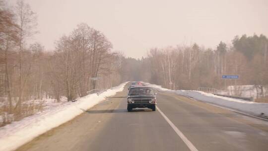 冬天道路上的警车视频素材模板下载