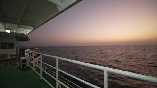 夕阳下轮船行驶在大海上