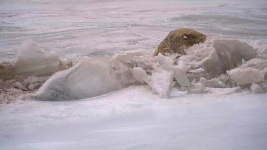 河流冰雪融化景象