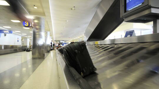 机场快速划过的行李箱