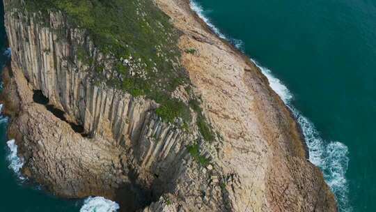 俯瞰海边悬崖与大海景观