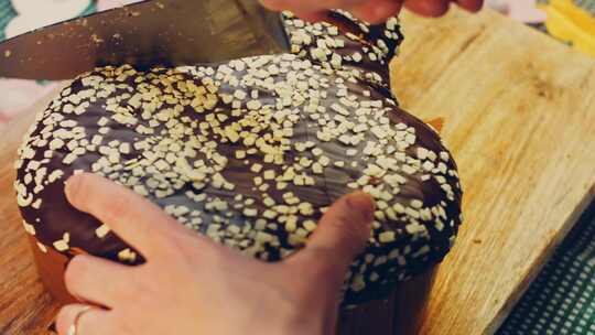 女人用刀切巧克力蛋糕