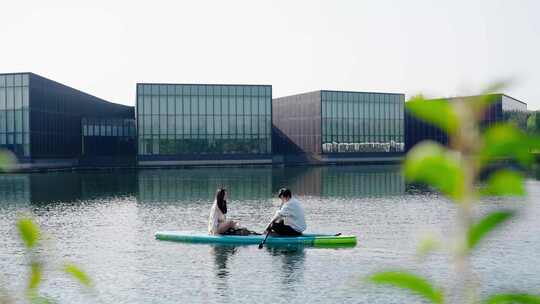 户外湖边情侣划浆板