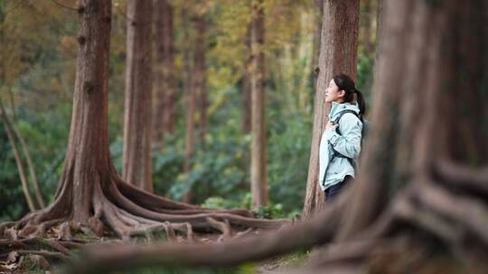 户外徒步森林女性摄影师拍摄照片