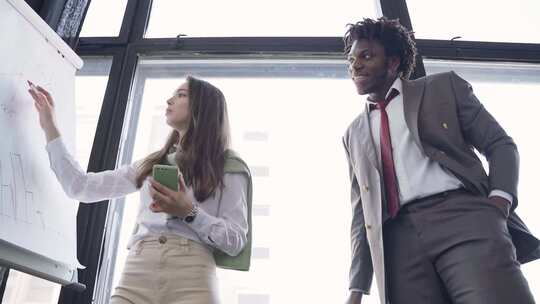 女人向男人介绍