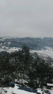 南方山川农田冬天雪景竖屏航拍