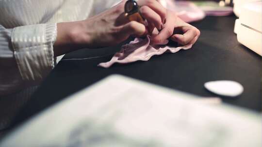 女裁缝缝胸罩视频素材模板下载