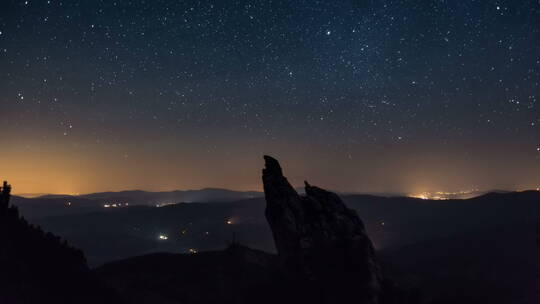 夜空山上的星星延时摄影