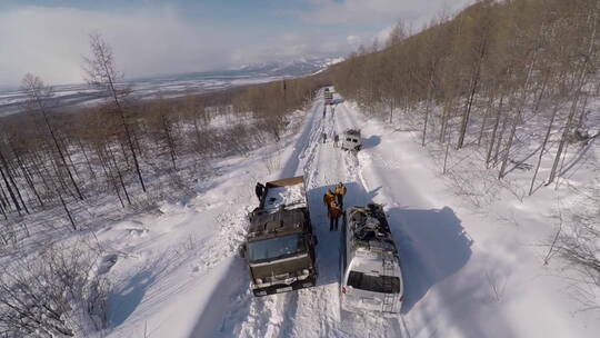 困在雪地里的卡车