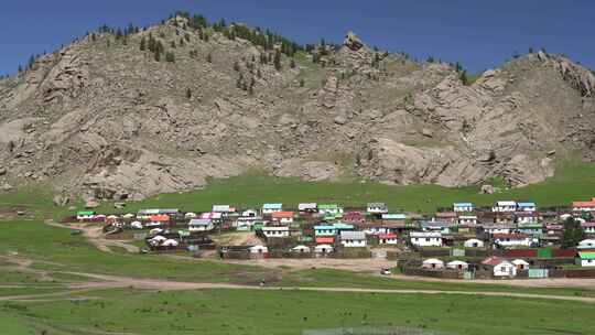 藏区草原上彩色的居民住宅