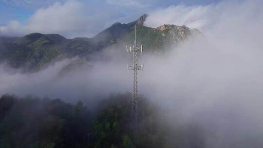 云雾中移动电信联通通信塔