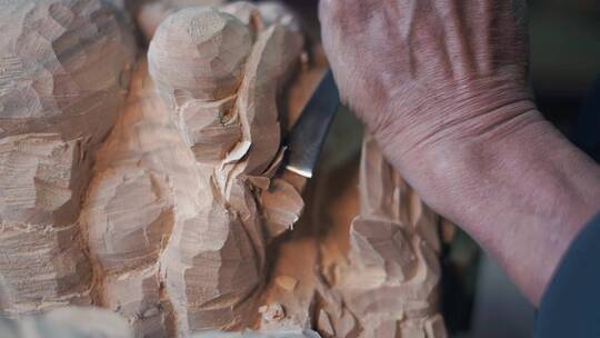 木雕大师手艺人雕刻木头古建筑非遗精美特写视频素材模板下载