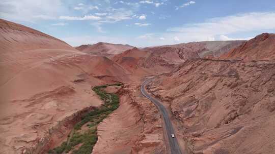 新疆吐鲁番火焰山木头沟河谷公路旅行风光