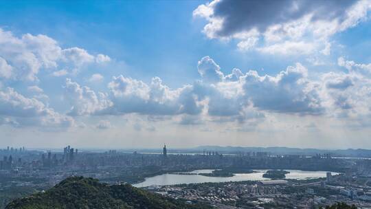 蓝天白云下的南京城全貌