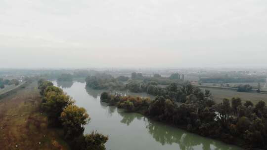 秋天的河流景观