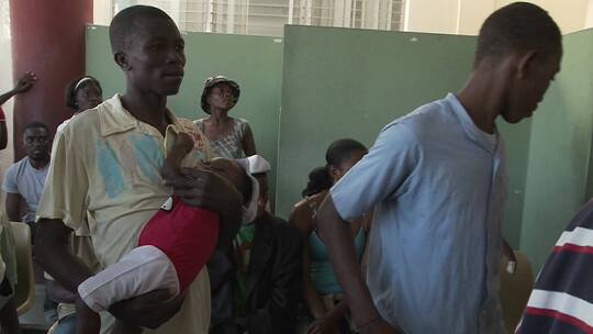 人们在难民中心等待海地地震遇难者的消息视频素材模板下载