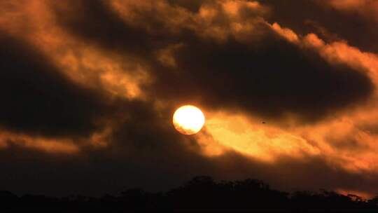 云层后的太阳日出