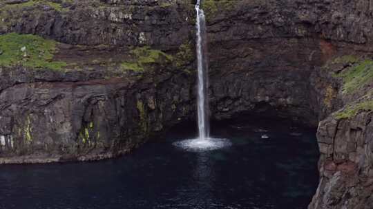 Mulafossur瀑布，法罗群岛，苔藓