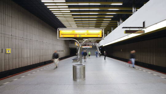 布拉格地铁站的延时镜头