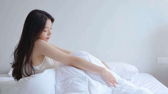 清晨少女起床
